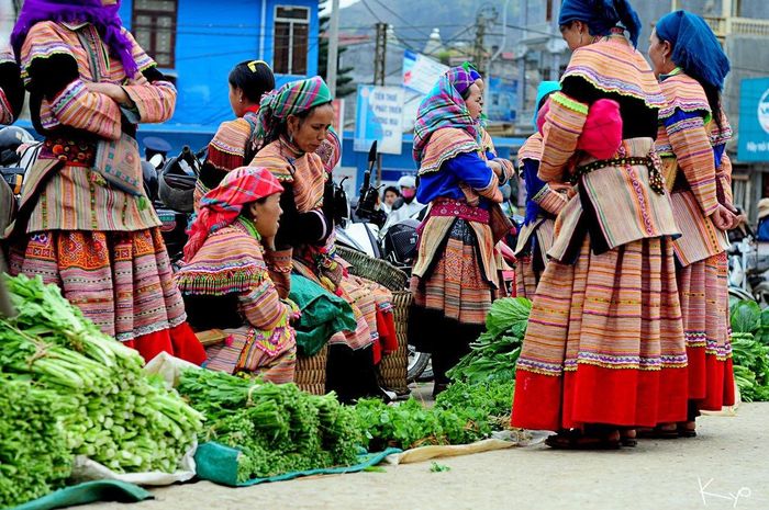 Chợ tình “lỡ duyên” Xuân Dương Bắc Kạn: Chợ tình bắt nguồn từ một câu chuyện cảm động về một đôi vợ chồng vì lạc mất nhau. Vì vậy, cứ vào dịp 25/3 (Âm lịch) hằng năm, người dân lại về đây trẩy hội.