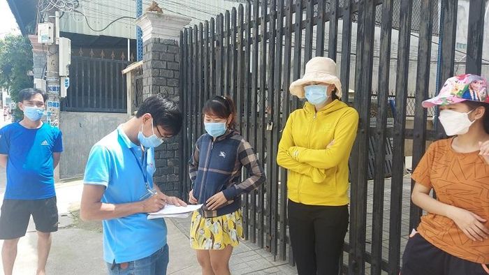 Trong khi đó thành viên của các tổ cộng đồng lấy thông tin người đến lấy mẫu để rà soát tránh không để sót
