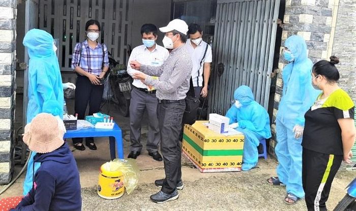 Chuyên gia về xét nghiệm, TS Phạm Hồng Thắng, Viện Vệ sinh dịch tễ TW cho biết, trong tình hình diễn biến dịch của TP Biên Hòa tiếp tục phức tạp như hiện nay, TP huy động tổng hợp các lực lượng đã được tập huấn lấy mẫu diện rộng cho người dân tại các “điểm nóng” là đúng.