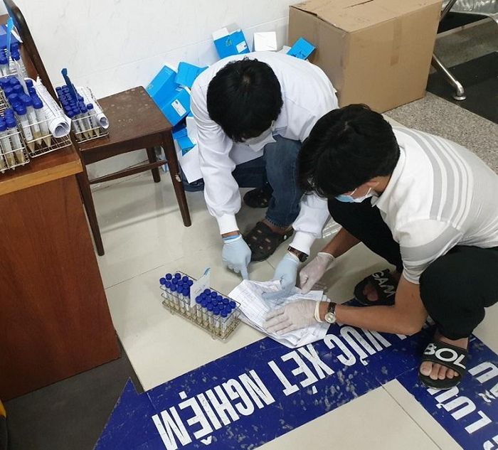 Sau khi kết thúc lấy mẫu, tất cả mẫu bệnh phẩm sẽ được chuyển về CDC Đồng Nai để làm xét nghiệm
