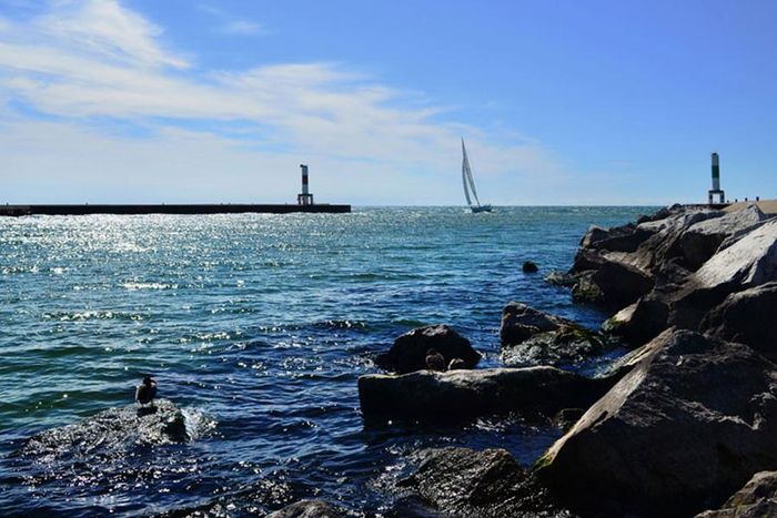 Tuy nhiên ngoài cảnh đẹp, hồ Michigan được người ta biết đến là một nơi xảy ra rất nhiều hiện tượng không giải thích được, trong đó hàng loạt những vụ mất tích kỳ lạ từ người, tàu thuyền, máy bay và cho đến nay vẫn chưa sáng tỏ nguyên nhân