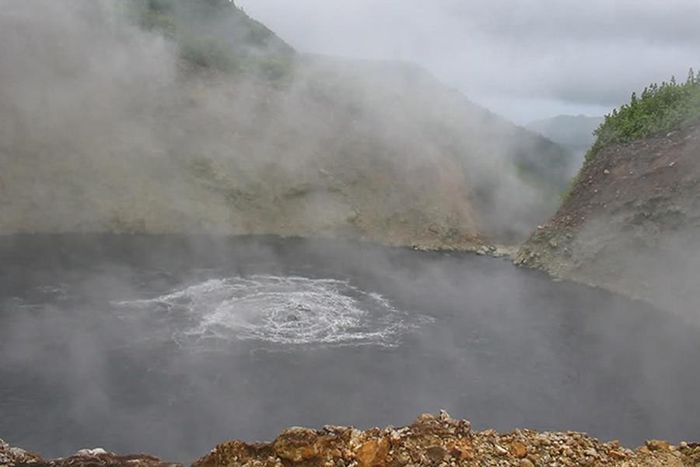 Hồ Boilling (rộng 61 m, sâu 59 m) hay còn gọi là hồ nước sôi nằm trong vườn quốc gia Morne Trois Pitons ở đảo quốc Dominica, vùng Caribbean