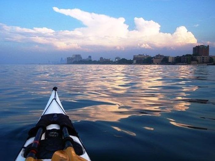 Lịch sử các vụ mất tích tại hồ Michigan bắt đầu được báo cáo từ thế kỷ 15. Bảo tàng Shipwreck ở Ngũ Đại Hồ đã thống kê rằng, có xấp xỉ khoảng 6.000 tàu bị chìm, ít nhất 40 chiếc máy bay đã hoàn toàn “mất tăm mất tích” và 30.000 người đã thiệt mạng trong vùng này