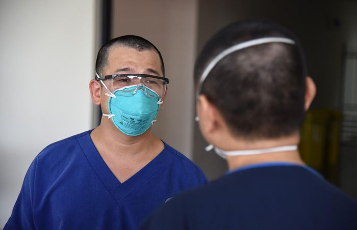  Bác sĩ Nguyễn Quốc Khánh và các đồng nghiệp nam tại Bệnh viện dã chiến số 2 rủ nhau cắt trọc mái tóc để thuận tiện trong tác nghiệp. Ảnh: Ngọc Tân. 
