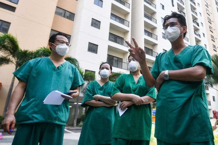  Trang phục hàng ngày của các bác sĩ là những bộ scrubs màu xanh với cổ rộng, tay áo ngắn làm bằng chất vải thấm mồ hôi. Ảnh: Duy Hiệu. 