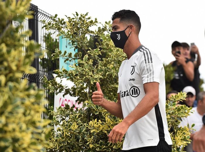  Ronaldo cùng đồng đội sẽ có một vài buổi tập trước khi bước vào trận tranh cúp giao hữu Joan Gamper 2021 với Barcelona vào ngày 9/8. Nếu Barca hoàn tất thủ tục tái ký hợp đồng cùng Lionel Messi, người hâm mộ nhiều khả năng sẽ lại được chứng kiến màn so tài giữa hai siêu sao của làng túc cầu tại sân Camp Nou. 