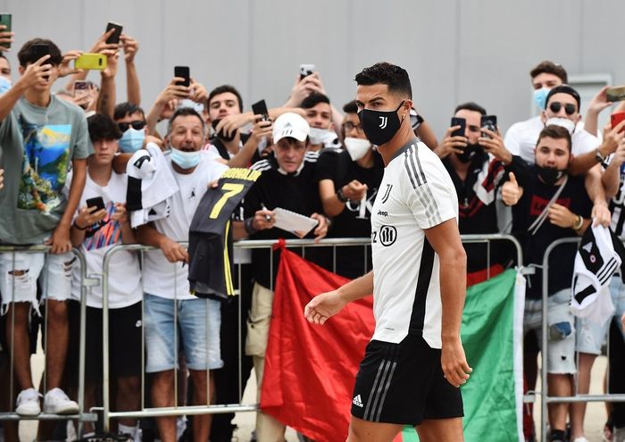  Siêu sao 36 tuổi nhận được sự chào đón nồng nhiệt từ người hâm mộ Juve. Ronaldo vừa trải qua kỳ nghỉ hè bên gia đình. Trước đó, anh cùng tuyển Bồ Đào Nha dự Euro nhưng "Seleccao" đã phải dừng bước từ vòng 1/8. Với 5 bàn, 1 kiến tạo, CR7 nhận giải Vua phá lưới của ngày hội bóng đá châu lục. 