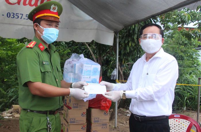  Chủ tịch UBND tỉnh Bến Tre Trần Ngọc Tam tặng quà cho lực lượng làm nhiệm vụ tại chốt kiểm soát Covid-19 của huyện Giồng Trôm. Ảnh: Cổng Thông tin Điện tử tỉnh Bến Tre.ho ảnh 