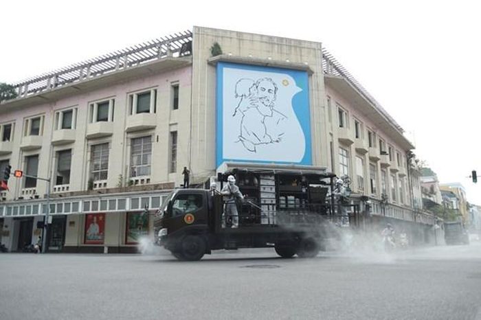 Lực lượng chức năng phun khử khuẩn khu vực quận Hoàn Kiếm. Ảnh: Hoàng Đạt/Vietnam+