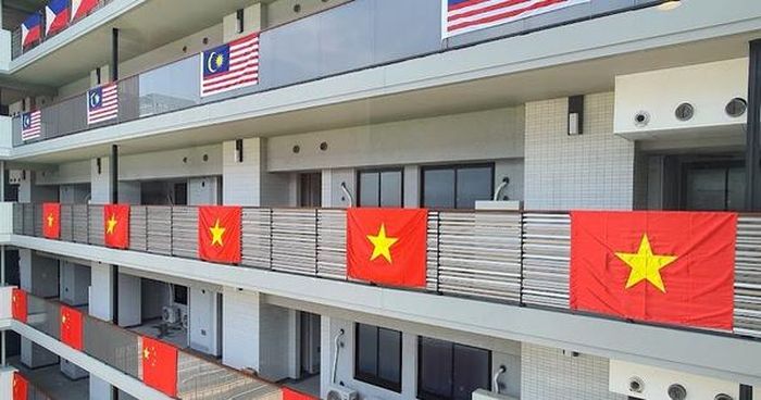 Quốc kỳ Việt Nam tại Làng vận động viên Olympic Tokyo.