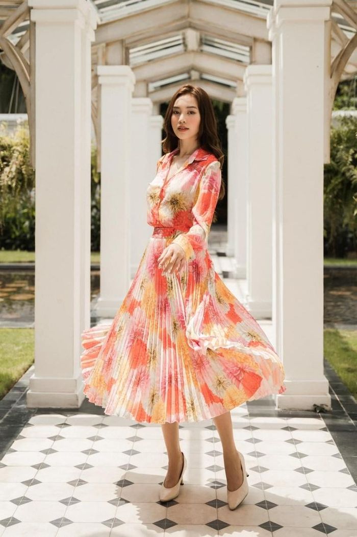 Ninh Dương Lan Ngọc dịu dàng trong bộ cánh họa tiết hoa rực rỡ. Nữ diễn viên khéo kết hợp sơ mi cùng chân váy rập ly tiệp màu tạo nên một tổng thể đồng bộ. Tùng váy có độ xòe vừa vặn mang lại nét duyên dáng và uyển chuyển trong mỗi chuyển động xoay người.
