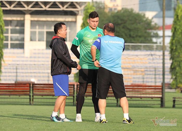 Đặng Văn Lâm không thể về nước sớm