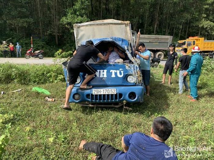 Người dân dùng xà beng đưa tài xế đi cấp cứu. Ảnh: Thái Hồng