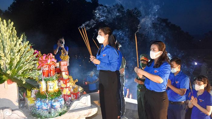 Đoàn dâng hương tại Nghĩa trang liệt sĩ tỉnh.