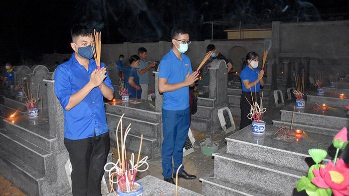 Đoàn viên, thanh niên thắp hương tại các phần mộ liệt sỹ.
