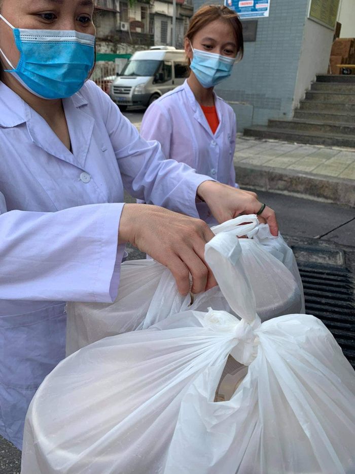 Nhân viên CDC Hà Nội nhận những suất cơm từ bếp của Ngọc Hân