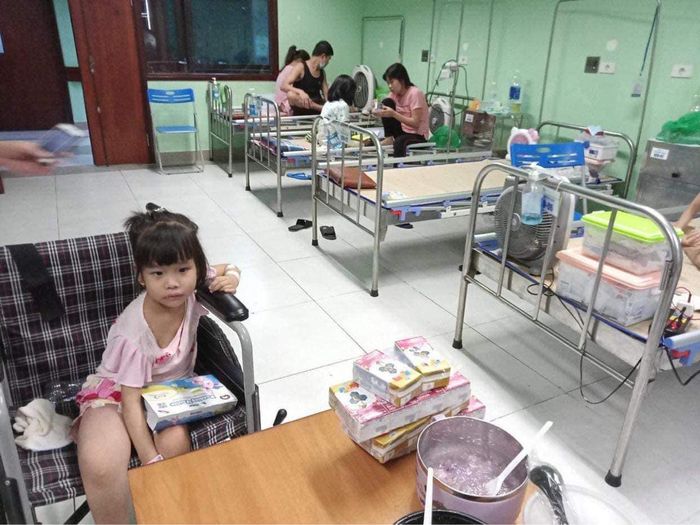 Những phần cháo tự tay hoa hậu nấu được đến tay các bé và người nhà tại bệnh viện Nhi Trung ương