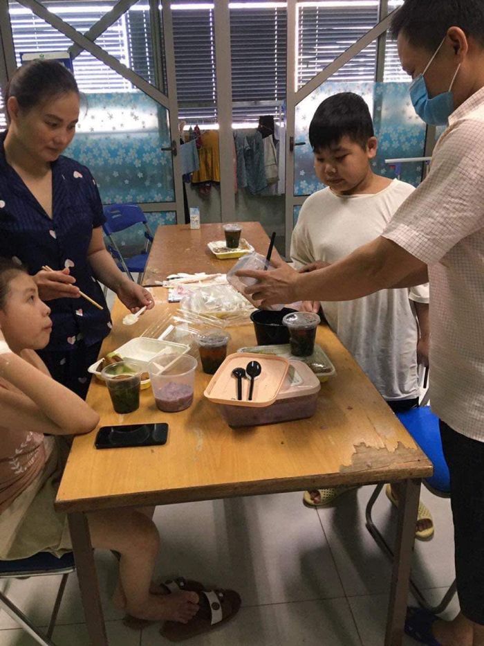 "Thật vui khi thấy những suất ăn do mình nấu được mọi người thưởng thức ngon lành". 