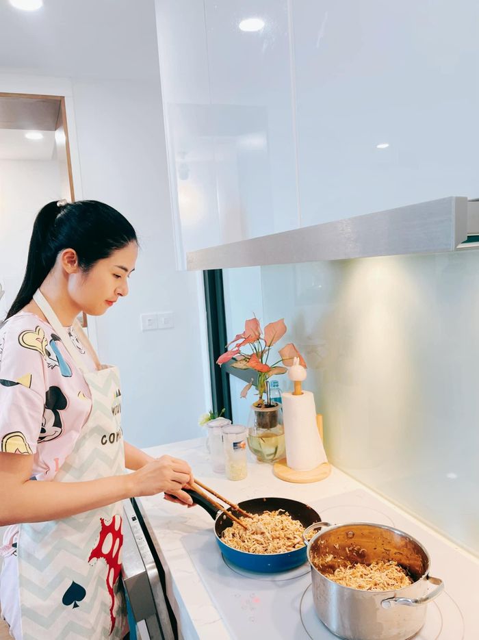 Hoa hậu Việt Nam 2010 Ngọc Hân vào bếp, chế biến các món ăn để gửi tới các bệnh nhân, lực lượng tuyến đầu chống dịch COVID-19 ở Hà Nội.