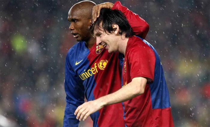 Đàn anh Eto’o xoa đầu thân mật tiểu tướng Messi khi còn đá chung màu áo. Ảnh: CGI.