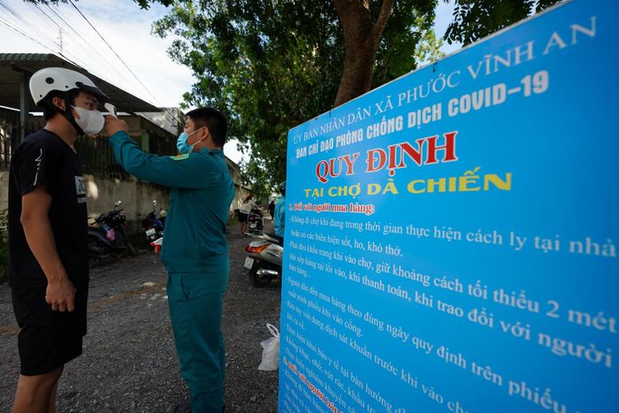  Tại đây, lực lượng hỗ trợ quản lý gồm dân quân tự vệ, nhân viên UBND xã, tình nguyện viên và một số cựu chiến binh được huy động đến để hỗ trợ các công tác phòng dịch bên trong chợ. 