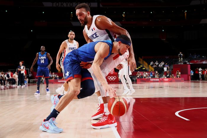  Hệ thống luật lệ của FIBA biến Rudy Gobert (áo trắng) trở nên đáng sợ ở khu vực dưới rổ. Ảnh: Reuters. 