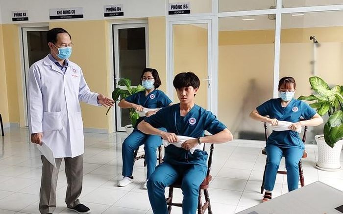  Bài tập thở và vận động nhẹ giúp bệnh nhân phục hồi tổn thương phổi. Ảnh: Bác sĩ cung cấp. 
