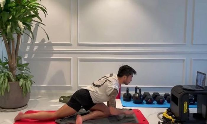 Lee Nguyễn tự tập ở căn hộ nhỏ của mình tại TPHCM và đăng tải video hướng dẫn mọi người tự tập ở nhà. Ảnh: Lee Ng
