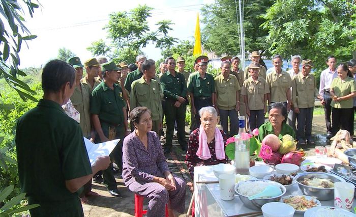  Cựu chiến binh ấp Thị Tường B bên mâm cơm tri ân đồng đội. Ảnh chụp tháng 7-2020.