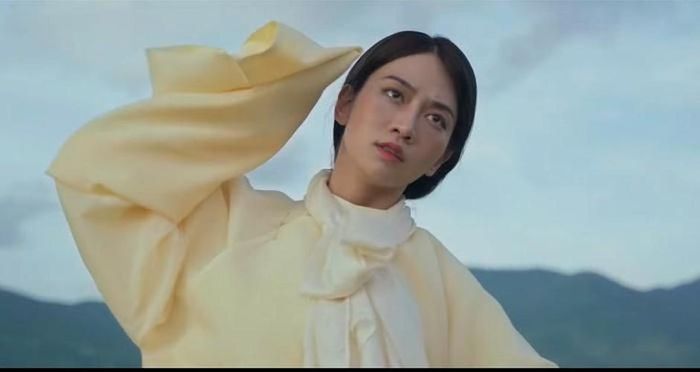 Cách đây chưa lâu hot girl Lê Bống bị chê tả tơi khi tham gia MV của K-ICM. Cô nàng thể hiện màn múa bị đánh giá là cứng đơ, vô hồn.