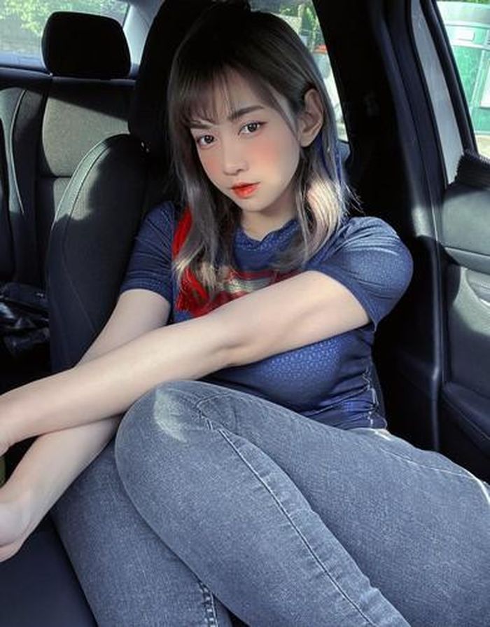 Cụ thể trên story của mình, Lê Bống đang ở phòng thu để hát ca khúc "Faded" nổi tiếng.