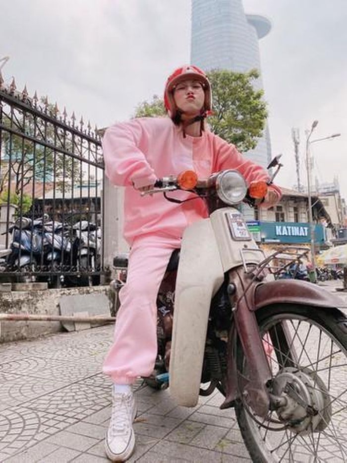 Ở bên phòng hát gốc, giọng của Lê Bống phải nói là quá "thảm họa" khi hát không ra chữ tiếng Anh nào, lại còn không thể lên cao giọng, đôi lúc cô nàng bị hụt hơi và đánh vần từng chữ một.