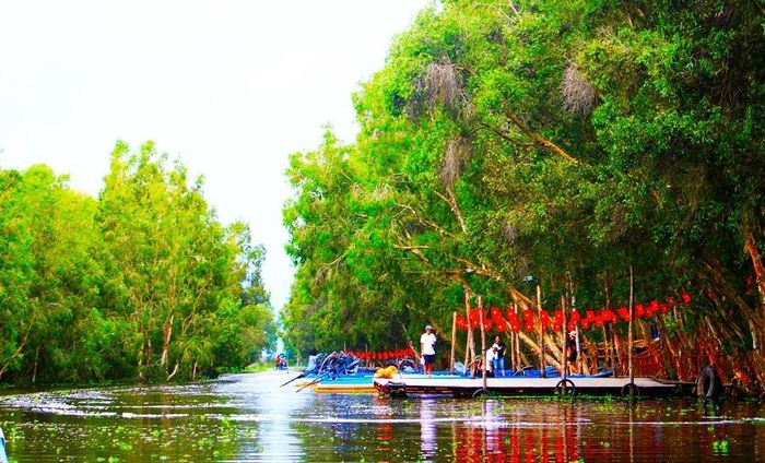 Kết thúc một chuyến hành trình tại rừng tràm Trà Sư, du khách lại được quay về bến bãi neo thuyền và không quên kèm theo lời một chuyến đi chúc vui vẻ và đầy thân thiện của người hướng dẫn viên nơi đây.