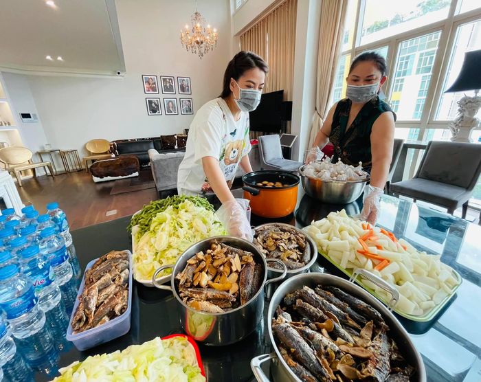 Nấu 300 suất cơm gửi vào khu cách ly, cả nhà Trương Ngọc Ánh lại rộn ràng, lạc quan.