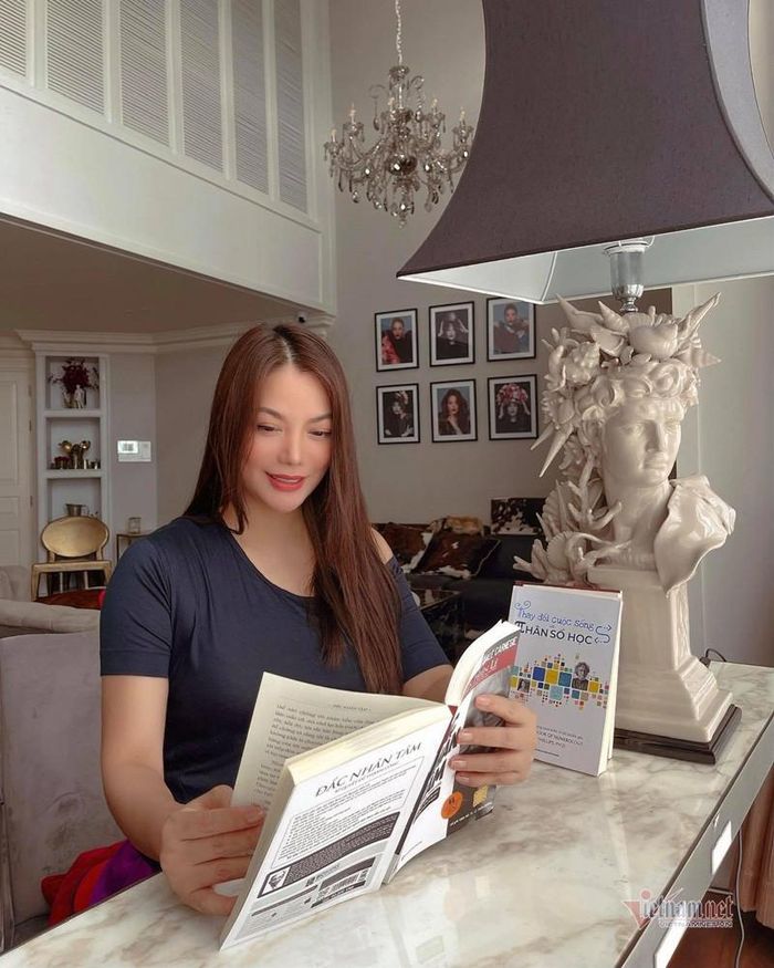 Trương Ngọc Ánh đọc nhiều sách hay những ngày thành phố giãn cách xã hội.