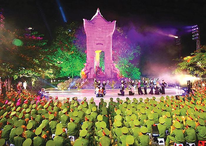  Chương trình nghệ thuật tại Nghĩa trang Liệt sĩ quốc gia Trường Sơn - Ảnh: T.L 