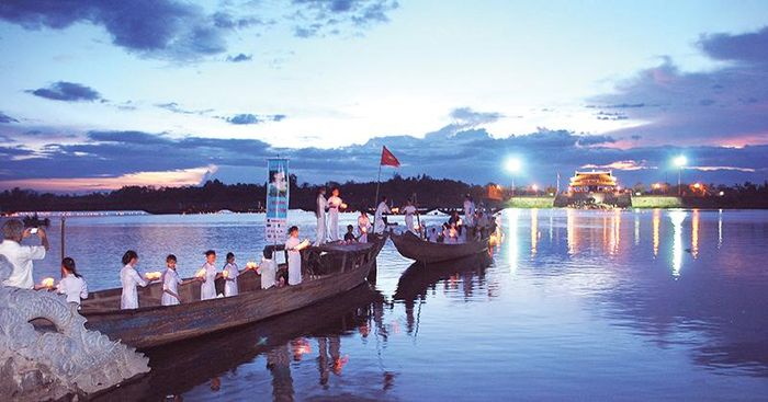  Đêm hoa đăng trên dòng Thạch Hãn - Ảnh: CAO TỈNH 