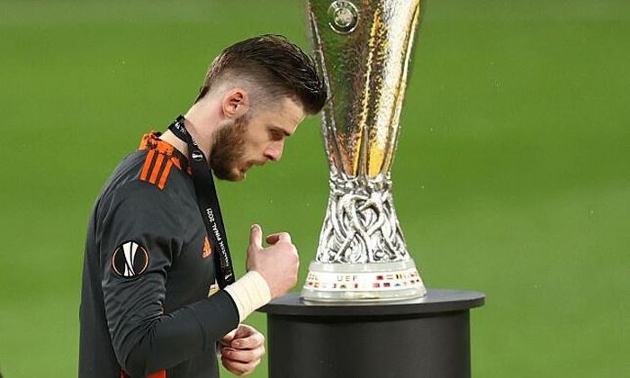 Trong 1/3 giai đoạn cuối mùa 2020/21, De Gea bị đẩy lên ghế dự bị. Anh gây thất vọng trong trận chung kết Europa League, sau đó mất suất bắt chính cho tuyển Tây Ban Nha ở Euro 2020. Hiện tại, MU có 4 thủ môn là Henderson, De Gea, tân binh Tom Heaton và Lee Grant. Sự có mặt của De Gea lúc này không còn quan trọng với MU.