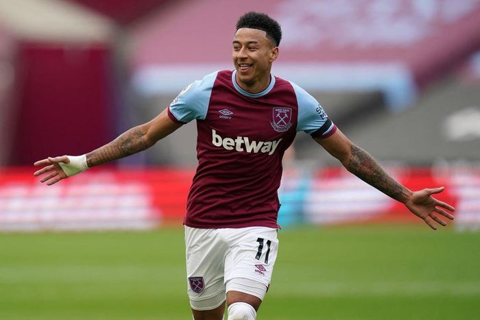 Theo M.E.N, MU sẵn sàng bán Lingard cho West Ham với giá 30 triệu bảng. Đội bóng thành London đang cân nhắc chiêu mộ Lingard trong những ngày cuối kỳ chuyển nhượng. Một khả năng khác có thể xảy ra là MU dùng tiền, cộng Lingard để đổi lấy Declan Rice.