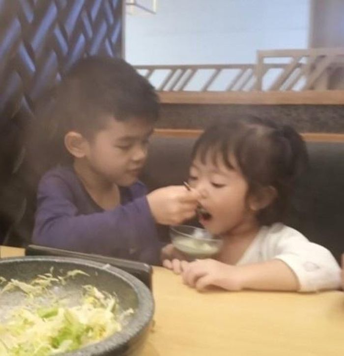 Hai anh em ngoan ngoãn, không quấy khóc khi xa bố mẹ.