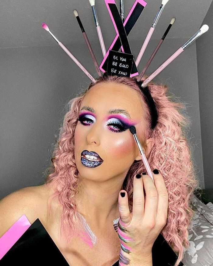 Rachel Brobbin cho biết: "Thật tuyệt khi tôi có thể học cách make up hóa trang. Tôi thích chia sẻ với mọi người toàn bộ quá trình make up của tôi".