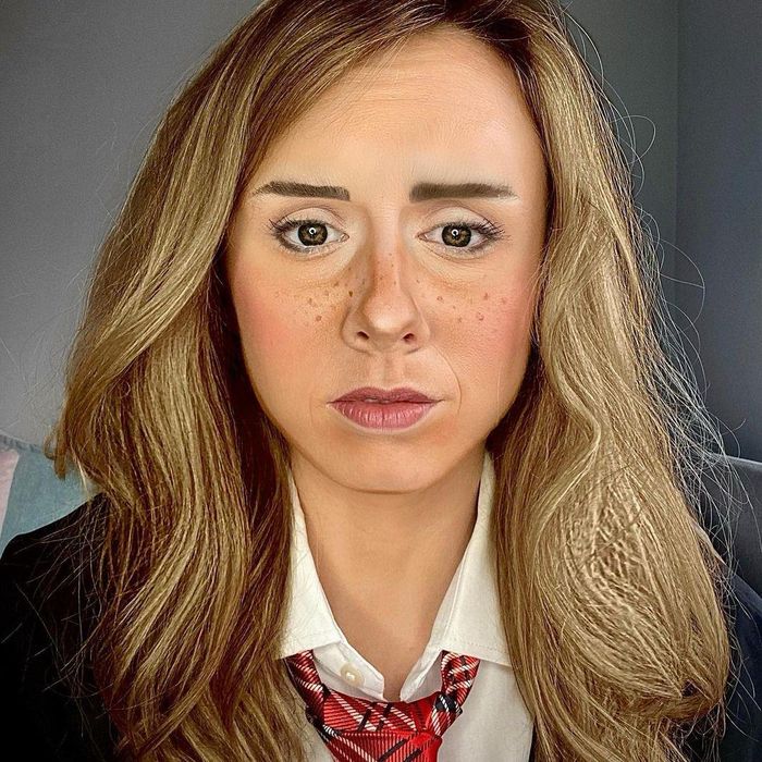 Nữ nghệ sĩ hóa thân thành nhân vật Hermione Granger trong bộ truyện Harry Potter. Cô nhận được phản hồi tốt từ cộng đồng mạng bởi khả năng make up tuyệt vời, giúp cô nhìn giống hệt các nhân vật khác nhau.