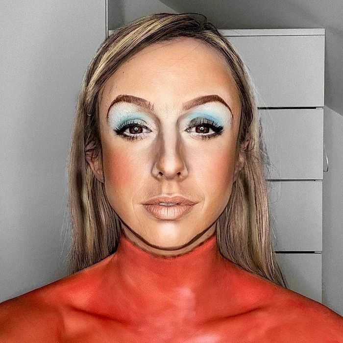 Rachel Brobbin tạo kiểu tóc, vẽ màu lên cơ thể nhằm tái hiện hình ảnh ca sĩ Britney Spears trong MV Oops!...I Did It Again.
