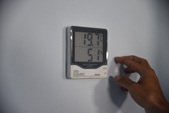  Nhiệt độ trong kho sẽ luôn được đảm bảo dưới 25 độ C. Các tủ lạnh chuyên dụng sẽ bảo quản từng liều vaccine với nhiệt độ 2-8 độ C. Trao đổi với Zing, trung tá Phạm Huy Hiệu, Phó chủ nhiệm kho, cho biết 56 cán bộ chiến sĩ sẽ tham gia vận hành kho bảo quản này. Họ đã được qua lớp tập huấn của Cục Quản lý dược (Bộ Y tế) và Viện Pasteur. 