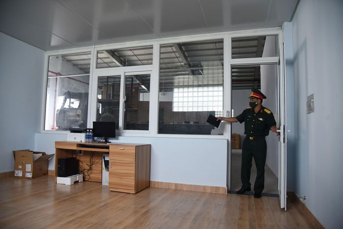  "Công tác đảm bảo an toàn phải đưa lên một tầm cao hơn. Đơn vị cũng đã tổ chức đóng quân canh phòng và phối hợp với công an để bảo vệ kho vaccine", lãnh đạo kho chia sẻ. 