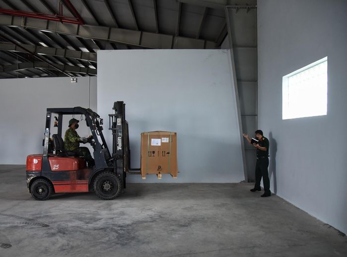  Ngoài 36 tủ chứa, kho bảo quản này cũng tiếp nhận 10 máy điều hòa nhiệt độ, một máy phát điện dự phòng và 10 tủ làm đá. Tại đây, các vỉ đá lạnh sẽ được sản xuất để đặt vào thùng chứa vaccine trong quá trình vận chuyển đến điểm tiêm chủng. 