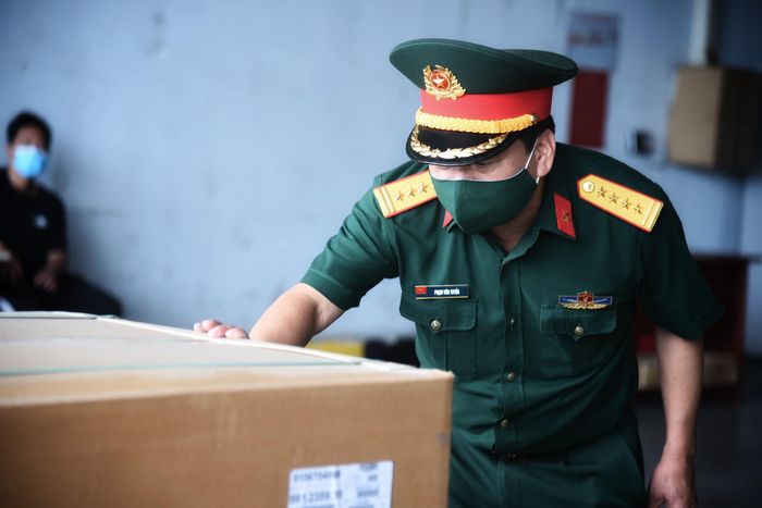 Đại tá Phạm Văn Tuyến, Phó cục trưởng Cục Vận tải (Tổng cục Hậu cần), cho biết việc thiết lập kho bảo quản vaccine phải khẩn trương bởi hơn 4,4 triệu liều vaccine đã được đưa về kho của Bộ Y tế ở TP.HCM. Theo trình tự, vaccine từ kho của Bộ Y tế sẽ được chuyển về kho của quân khu 7 và từ đó chuyển đến các điểm tiêm chủng. 
