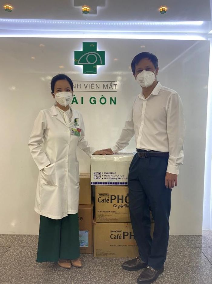 Đại diện Bệnh viện Đa khoa Mắt Sài Gòn tiếp nhận các kiện khẩu trang từ Quỹ Vietlife