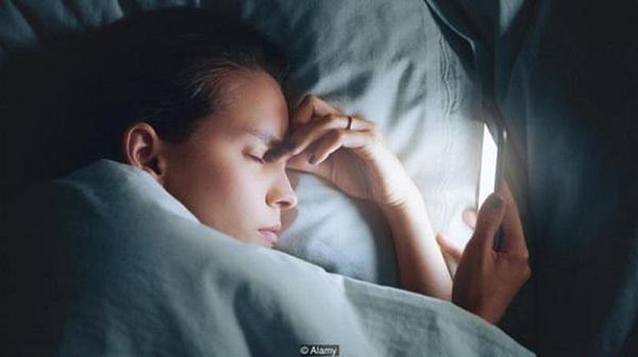 Nếu bạn có thói quen dùng điện thoại trước khi đi ngủ thì hãy suy nghĩ lại. Ánh sáng xanh phát ra từ màn hình điện thoại và các thiết bị điện tử có thể gây ức chế hormone melatonin - một chất giúp duy trì nhịp sinh học của cơ thể.