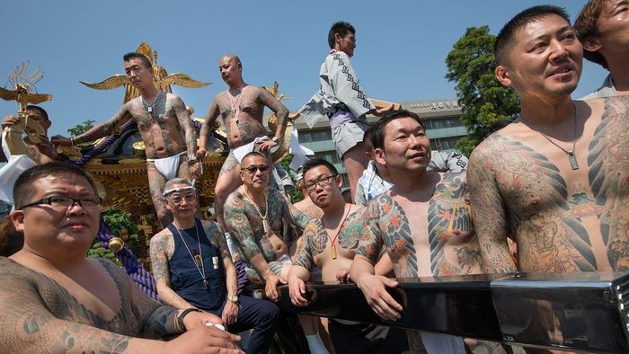 Các băng nhóm yakuza nhiều khi gây ra các cuộc chiến tranh giành địa bàn, tiêu diệt đối thủ.... gây mất trật tự an toàn xã hội.